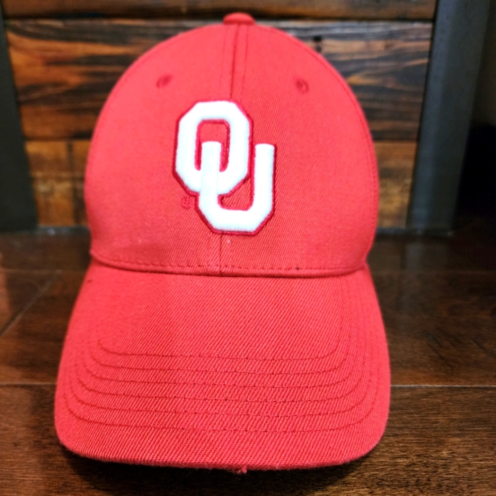 Oklahoma Sooners baseball cap. Embroidered logo and wagon. Memory fit